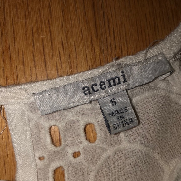 Flowy Top with Lace Roses - Picture 3 of 3